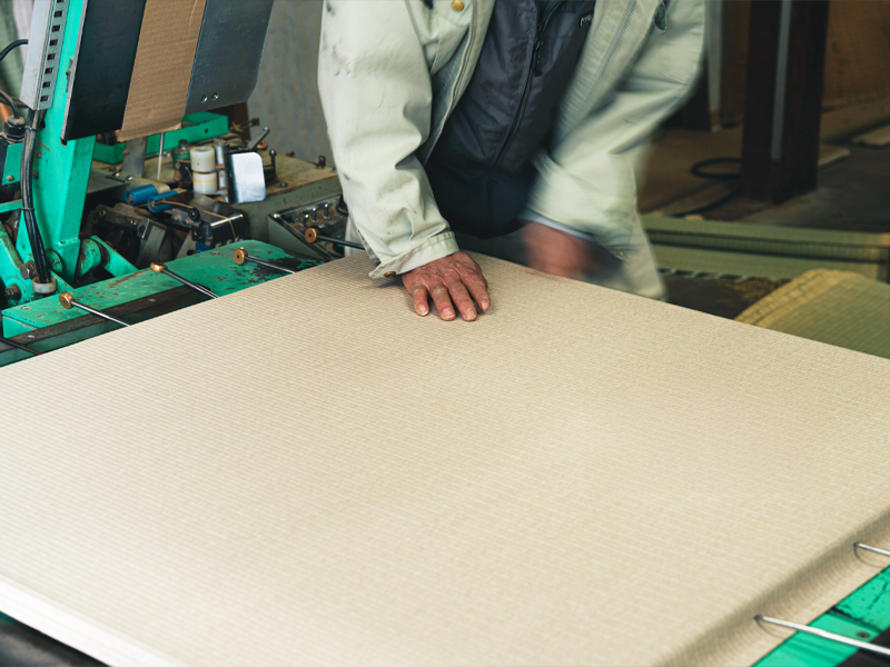 自社工場での畳製作風景